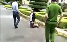 Giáo viên quỳ gối xin gặp lãnh đạo tỉnh đưa đơn khiếu nại