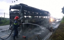 Xe khách giường nằm bốc cháy trong đêm, hành khách hoảng loạn