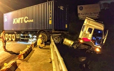 Xe container tông vào thành cầu, đầu xe 'treo' lơ lửng trên sông Sêrêpốk