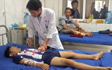 Đắk Lắk: Điện thoại phát nổ khi đang sạc pin khiến bé trai dập nát bàn tay