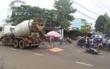 Nữ nhân viên ngân hàng ngã ra đường bị xe chở bê tông cán