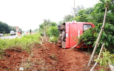 Tai nạn giao thông, xe khách lật ngang, 15 hành khách bị thương