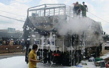 Xe tải bốc cháy giữa đường, thiêu rụi nhiều hàng hóa