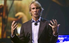 'Ông hoàng cháy nổ' Michael Bay làm phim về virus SARS-CoV-2 đột biến