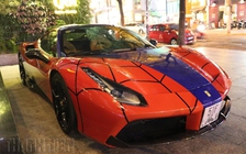 Siêu xe Ferrari phong cách Người Nhện xuất hiện trên phố Sài Gòn