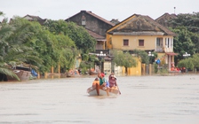 Người dân Hội An liều mình đi lại trong lũ dữ