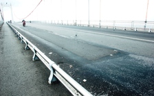 Mặt cầu dây võng dài nhất Việt Nam mấp mô, ngồi xe máy 'như cưỡi ngựa'