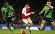 Arsenal tung cờ trắng trong cuộc đua vô địch Premier League