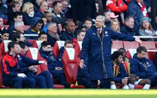 Arsenal bị loại khỏi Cúp FA, Wenger chẳng còn gì để bấu víu