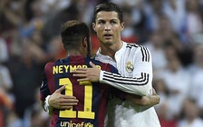 Ronaldo giúp đỡ Neymar ở lễ trao giải Quả bóng vàng