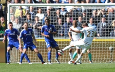 Swansea lần đầu đánh bại Chelsea ở Premier League