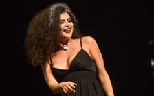 Nữ ca sĩ xinh đẹp quên lời trong trận chung kết cúp FA