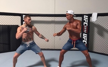 Ronaldo khoe cơ bắp khi tập luyện cùng ngôi sao đấu võ UFC