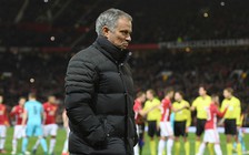 Mourinho nổi đóa với mặt sân ở Ukraine