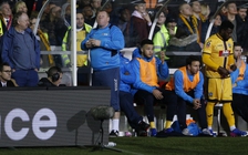 Thủ môn dự bị của Sutton United gây sốc khi ăn bánh trong trận gặp Arsenal