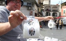 CĐV Napoli bán giấy vệ sinh in hình 'kẻ phản bội' Higuain