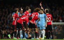 Fellaini chơi 'thiết đầu công', Man City và M.U cầm chân nhau