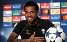 Dani Alves bất ngờ bỏ Man City để sang PSG