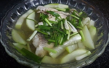 Mưa dầm về nhớ món canh bầu cá lóc cắm câu của ba…