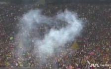 Malaysia điều tra vụ ném pháo sáng và CĐV Indonesia bị tấn công