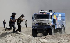 Dakar Rally 2019: Đụng khán giả rồi bỏ chạy, một tay đua xe tải bị loại