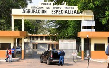 Ronaldinho tham dự giải futsal trong tù tranh giải… 1 con heo