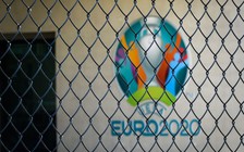 UEFA hứng “gạch đá” vì vẫn giữ EURO 2020 dù đã hoãn