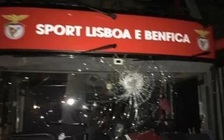 CLB Benfica bị ném đá, 2 cầu thủ nhập viện