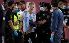 La Liga kiện cổ động viên lẻn vào sân trận Barcelona để ‘tự sướng’