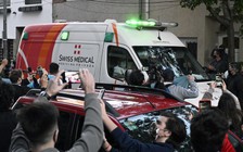 Nóng: 'Cậu bé vàng' Maradona buộc phải mổ não, người hâm mộ lo lắng