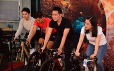 Giới trẻ trải nghiệm hệ thống đạp xe thực tế ảo