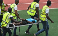 Sốc: Trọng tài gục ngã, bất tỉnh trên sân ở Cúp các quốc gia châu Phi