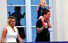 Griezmann đón đứa con thứ 3 với sự trùng hợp khó tin trước trận ‘Siêu kinh điển’