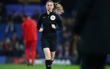 Truyền hình Iran tá hỏa vì… ‘cặp đùi’ của nữ trọng tài Ngoại hạng Anh