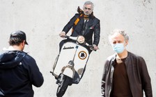 Chưa dẫn dắt AS Roma, Mourinho sớm gây ấn tượng khi phóng xe máy trên... tường!