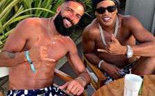 Tuyển thủ nhập tịch của Malaysia 'sướng rân' khi gặp Ronaldinho tại Dubai