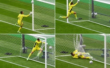 Thủ môn tuyển CH Czech an ủi đồng nghiệp bị đánh bại bởi cú sút xa 50m