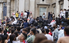 Cha của trung vệ tuyển Anh Maguire bị thương trong vụ giẫm đạp ở sân Wembley