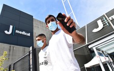 Hai cầu thủ dương tính, toàn bộ thành viên của CLB Juventus bị cách ly