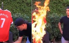 CĐV M.U miệt thị, đốt áo Ronaldo sau khi được xác nhận đến Man City