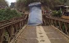 Xe tải 30 tấn chạy sập cầu, giao thông tê liệt