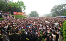 Nhiều người ngất xỉu khi chen lấn tại Đền Hùng