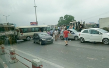 Cầu Thanh Trì tê liệt vì tai nạn liên hoàn