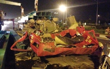 Tài xế phanh gấp, dầm thép trên xe húc bay cabin