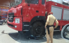 Xe cứu hỏa chưa gắn biển số đâm nát xe máy