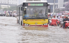 Người Hà Nội vật lộn với 'biển nước' trên đường