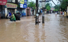 Mưa lớn, đường phố Hà Nội thành sông
