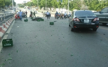 Ô tô đâm 4 xe máy trên cầu vượt ở Hà Nội