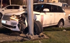 Xe sang Range Rover văng bánh, sau khi húc cột