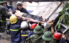 [CHÙM ẢNH]: Cứu hộ người mắc kẹt trong vụ sập nhà 4 tầng